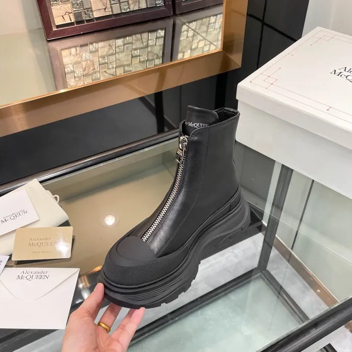 👟👟Ex-factory price 620👟👟 Men +10 🔥4050 McQueen’s new popular women’s boots and couple shoes🔥 Original 1:1 replica, the highest version! AIexanderMcQUEEN✅ products have been certified, endorsed by many celebrities such as Guli Nazha, Wu Lei, and Internet celebrity bloggers, and have fashion models on the T stage of Milan Fashion Week! Front zipper design, easy to wear, 6 cm heel height, comfortable to wear and heighten your legs, fabric: top grain calfskin/ lining: imported sheepskin feet: imported sheepskin, women's size 35-40 (40 must be customized). Men's size 39-45 (45 must be customized). Color: black/white, all black, off-white. Packaging: Matching counter packaging certificate pure cotton bag.